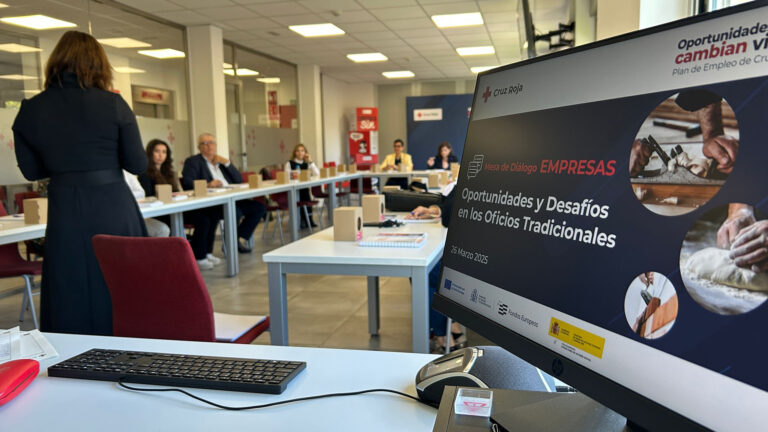 Imagen de la sala donde se celebró la Mesa de Diálogo con el ordenador enfocando la presentación con el nombre de la Mesa