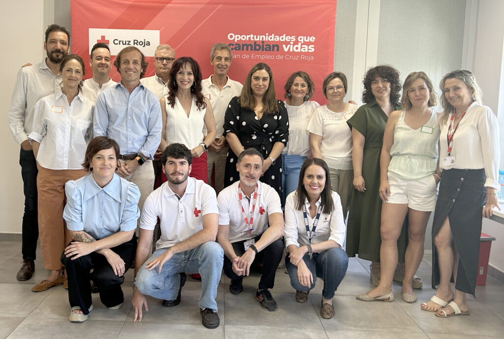 Personas participantes en la Mesa de Diálogo junto a personal de Cooperación Empresarial de Cruz Roja