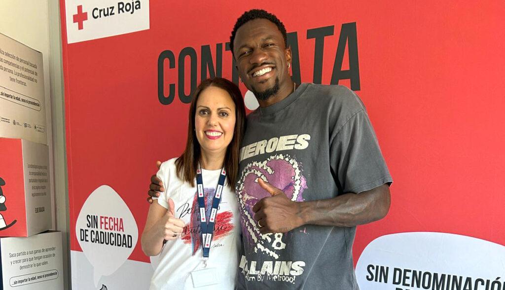 Dylan Ennis, embajador de la Campaña Contrata Sin junto a María Consuelo Cuadrado, directora de Alianzas, Empresas y Cooperación Empresarial de Cruz Roja