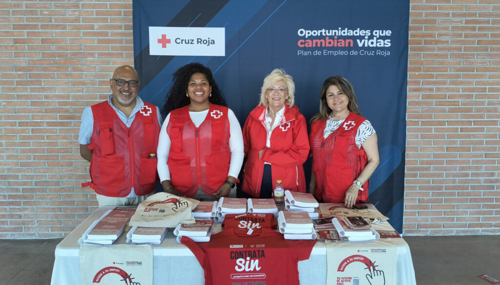 Personas voluntarias de Cruz Roja junto a Carmen Chinchilla, presidenta de la Asamblea Local de Murcia