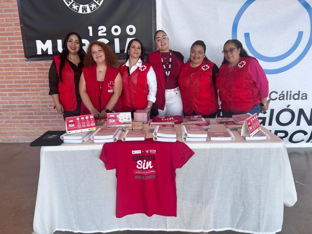Personas voluntarias de Cruz Roja informan sobre la campaña CONTRATA SIN