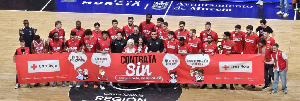 Pancarta de la campaña CONTRATA SIN UCAM CB Murcia durante el partido solidario